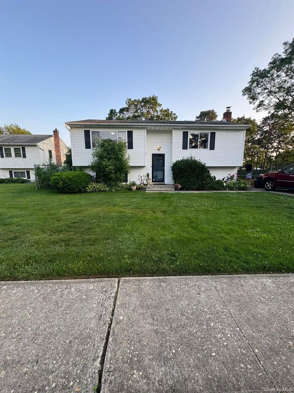 2 Mortell Court, Babylon, NY 11726