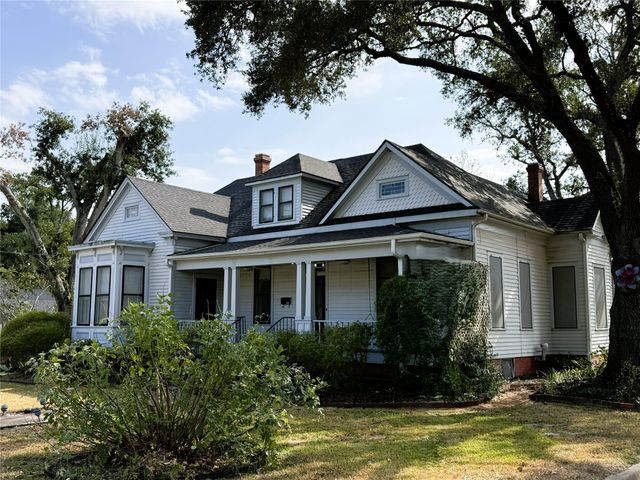 303 E Austin Street E, Bellville, TX 77418