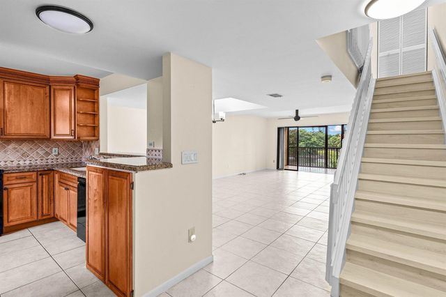 210 Captains Walk 711, Delray Beach, FL 33483