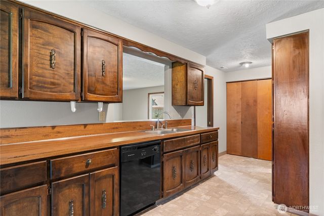 5628 Finch Drive, Longview, WA 98632
