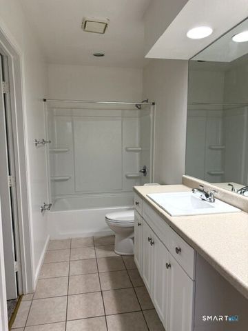28 Rose Lane 20, Danbury, CT 06811