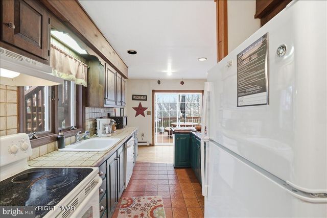 12 HIDDEN RIDGE RD, Lake Harmony, PA 18624