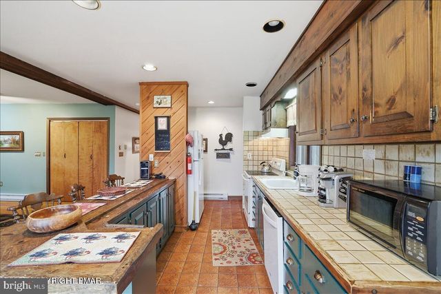 12 HIDDEN RIDGE RD, Lake Harmony, PA 18624