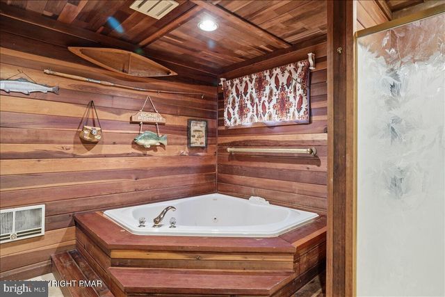 12 HIDDEN RIDGE RD, Lake Harmony, PA 18624