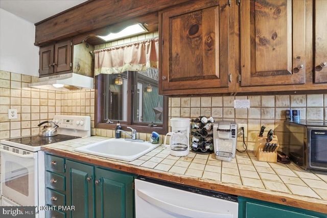 12 HIDDEN RIDGE RD, Lake Harmony, PA 18624