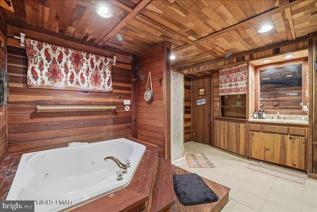 12 HIDDEN RIDGE RD, Lake Harmony, PA 18624