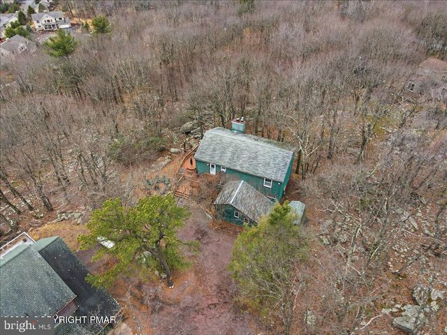 12 HIDDEN RIDGE RD, Lake Harmony, PA 18624