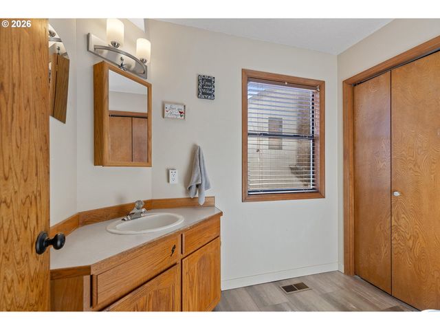 7655 RIDGEWOOD Dr, Gladstone, OR 97027