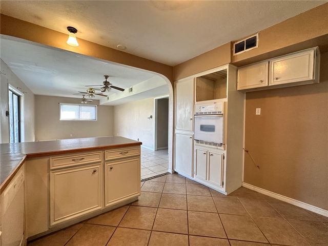 1927 South Park Dr, Kingsville, TX 78363