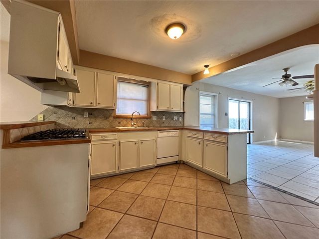 1927 South Park Dr, Kingsville, TX 78363