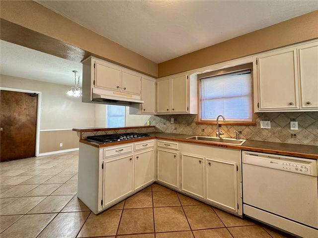 1927 South Park Dr, Kingsville, TX 78363