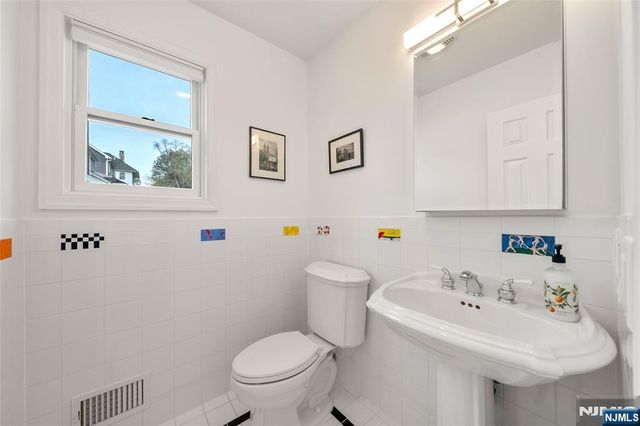 77 Oakdene Avenue, Teaneck, NJ 07666