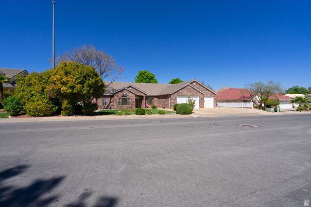 3734 W MITCHELL DR, Santa Clara, UT 84765