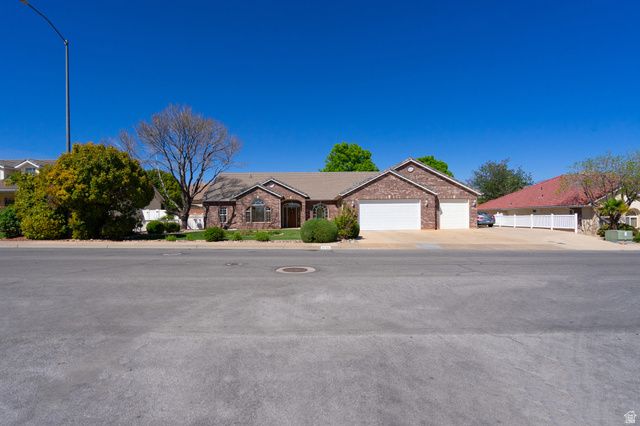 3734 W MITCHELL DR, Santa Clara, UT 84765