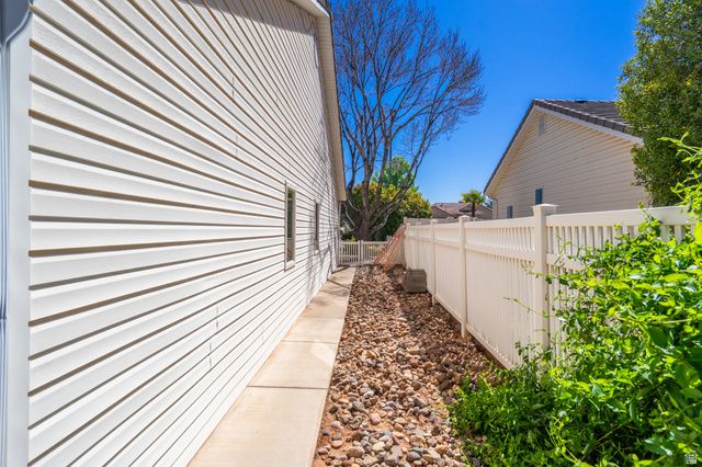 3734 W MITCHELL DR, Santa Clara, UT 84765