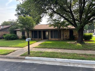 3200 Sapphire Street, Bedford, TX 76021