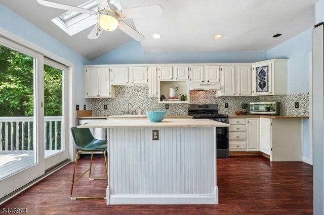 15 Thompson St, Newton Town, NJ 07860