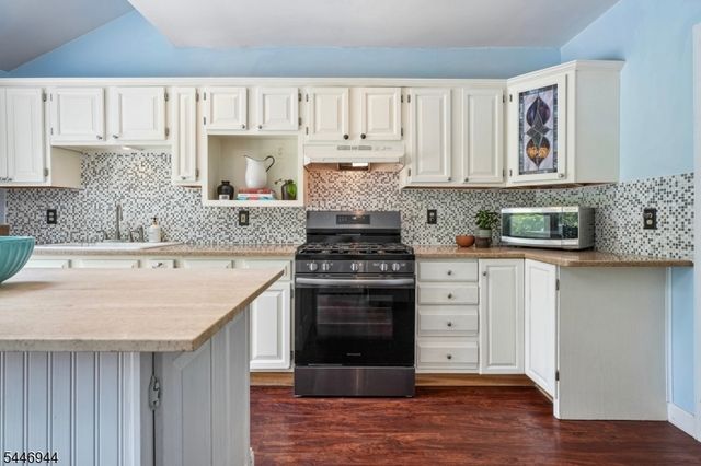 15 Thompson St, Newton Town, NJ 07860