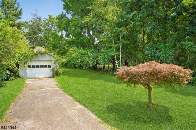 15 Thompson St, Newton Town, NJ 07860