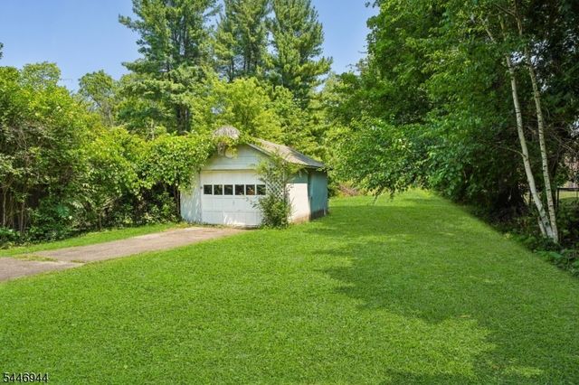15 Thompson St, Newton Town, NJ 07860