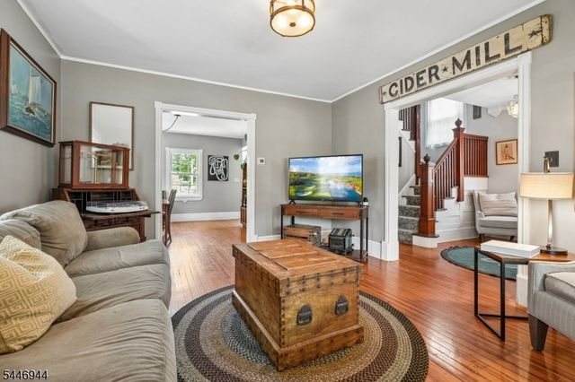 15 Thompson St, Newton Town, NJ 07860