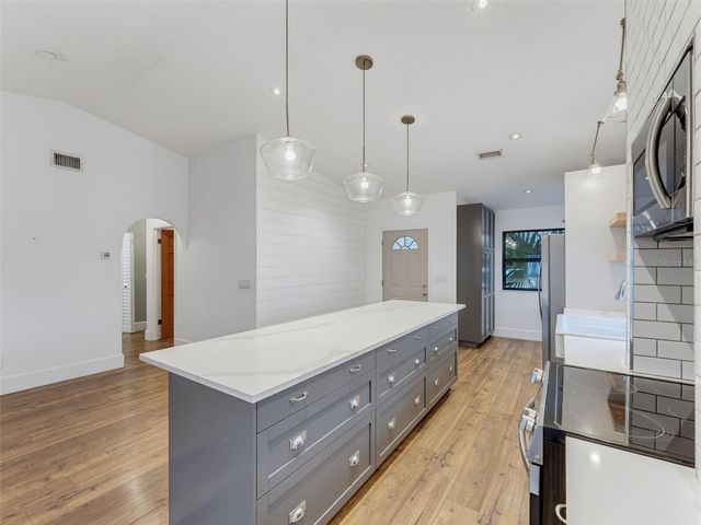 1112 E LEMON STREET, Tarpon Springs, FL 34689