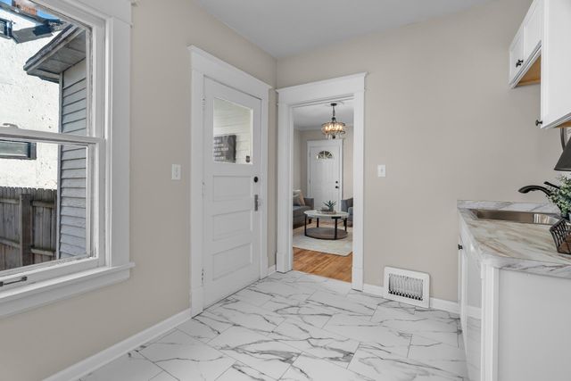 673 Jessamine Avenue E, Saint Paul, MN 55106