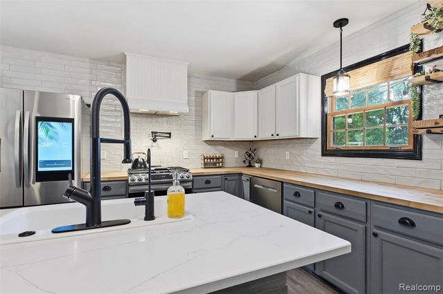 6214 Lazy K Lane, Pinckney, MI 48169