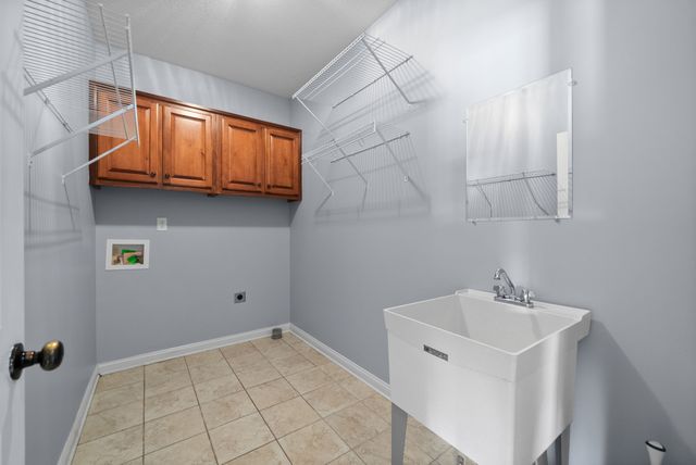 1541 Edgewater Ln, Clarksville, TN 37043