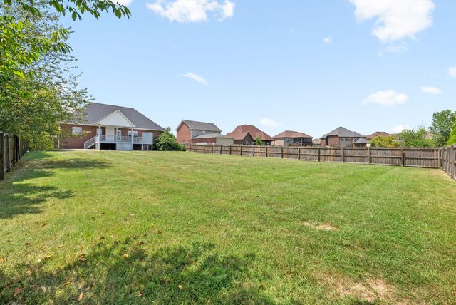 1541 Edgewater Ln, Clarksville, TN 37043