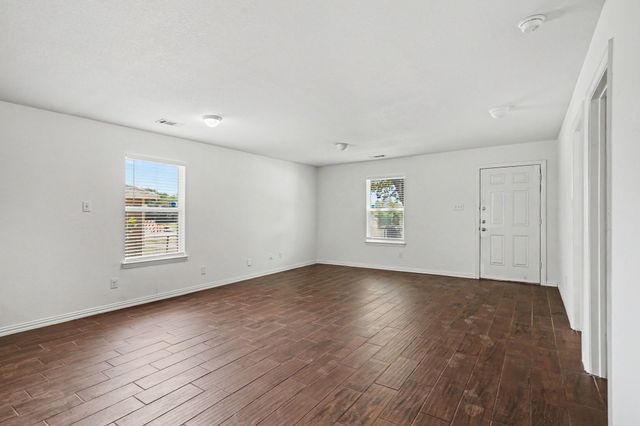 1255 E Davis Avenue, Fort Worth, TX 76104