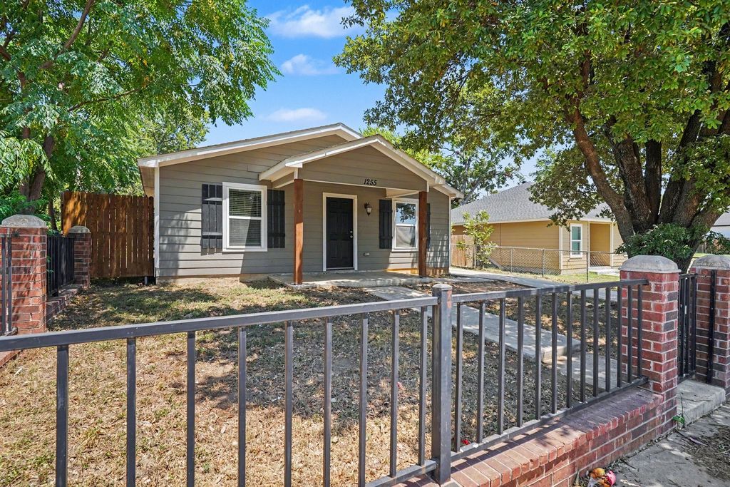 1255 E Davis Avenue, Fort Worth, TX 76104