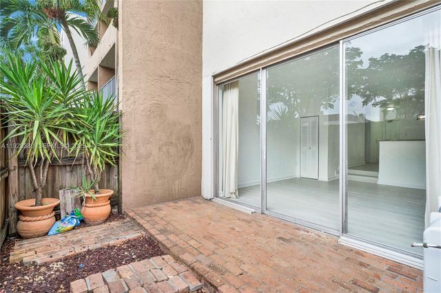 10900 SW 104th St 121, Miami, FL 33176