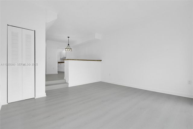 10900 SW 104th St 121, Miami, FL 33176