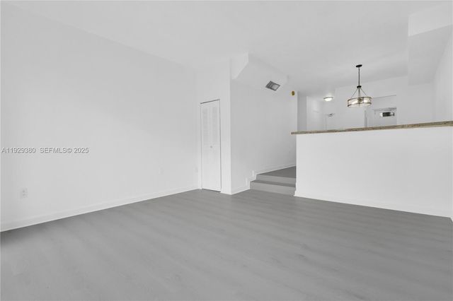 10900 SW 104th St 121, Miami, FL 33176