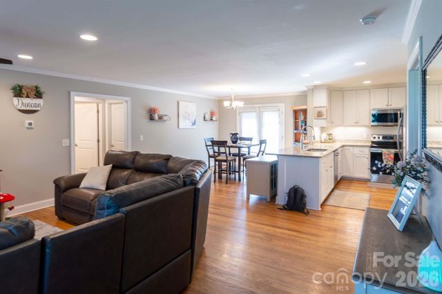 2422 23rd Street Drive NE, Hickory, NC 28601
