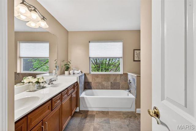 5606 Paris Court, St Louis, MO 63129