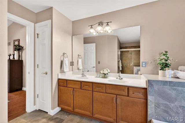 5606 Paris Court, St Louis, MO 63129