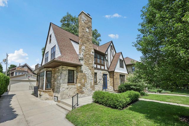 3357 N Hackett AVENUE, Milwaukee, WI 53211