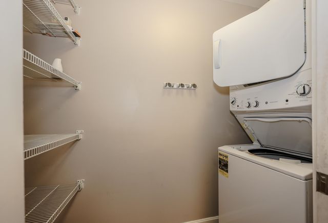 18 Crestview Cir Unit 207, Londonderry, NH 03053