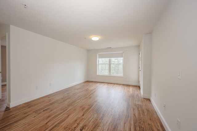18 Crestview Cir Unit 207, Londonderry, NH 03053