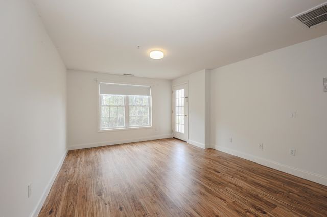 18 Crestview Cir Unit 207, Londonderry, NH 03053