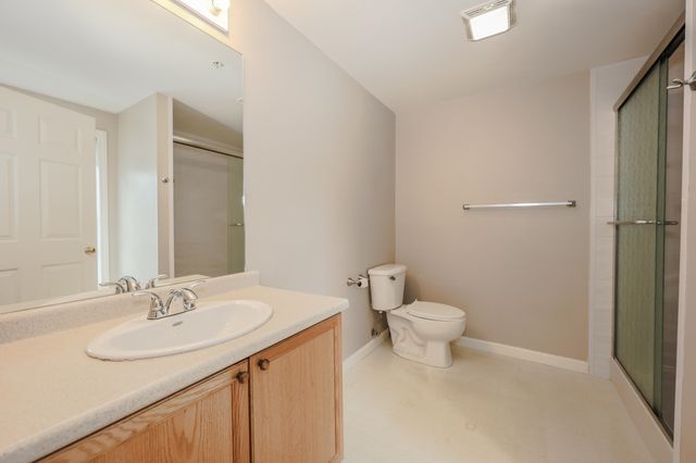 18 Crestview Cir Unit 207, Londonderry, NH 03053
