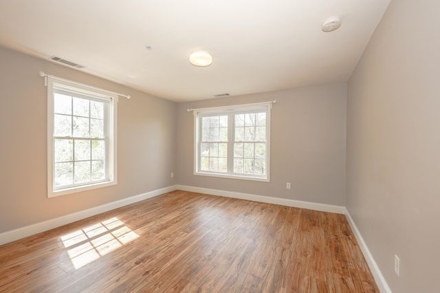 18 Crestview Cir Unit 207, Londonderry, NH 03053