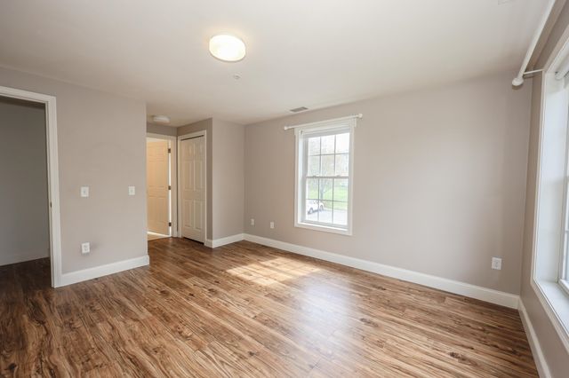 18 Crestview Cir Unit 207, Londonderry, NH 03053