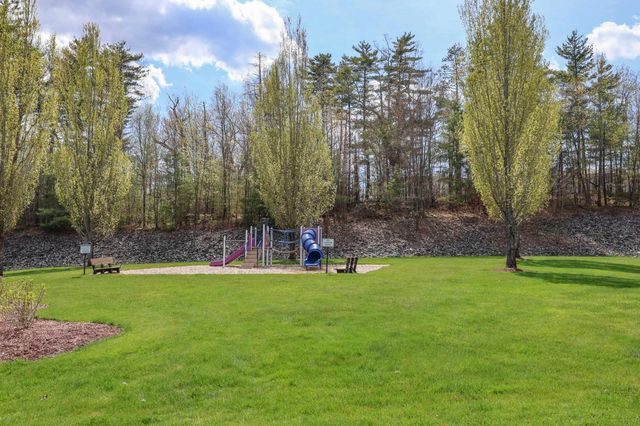 18 Crestview Cir Unit 207, Londonderry, NH 03053