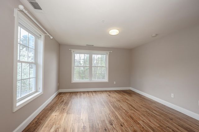 18 Crestview Cir Unit 207, Londonderry, NH 03053