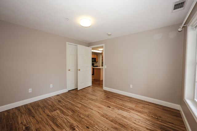 18 Crestview Cir Unit 207, Londonderry, NH 03053