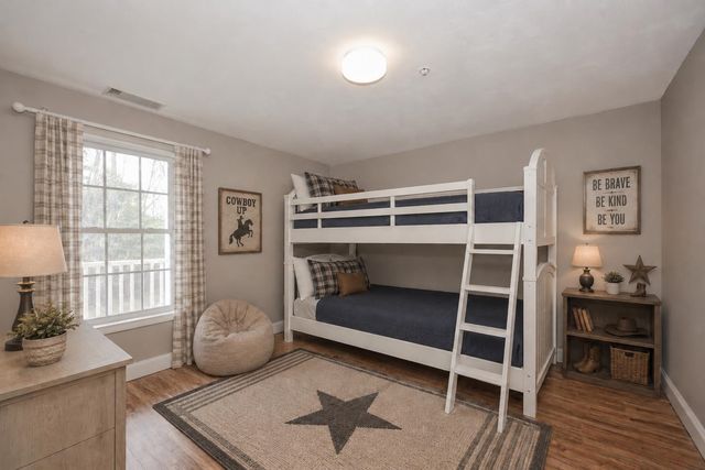 18 Crestview Cir Unit 207, Londonderry, NH 03053