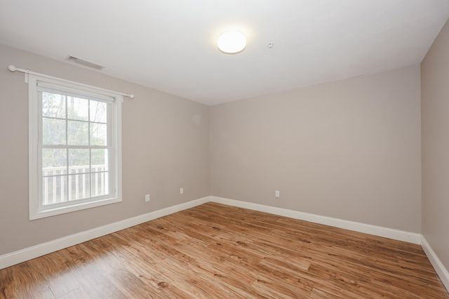 18 Crestview Cir Unit 207, Londonderry, NH 03053